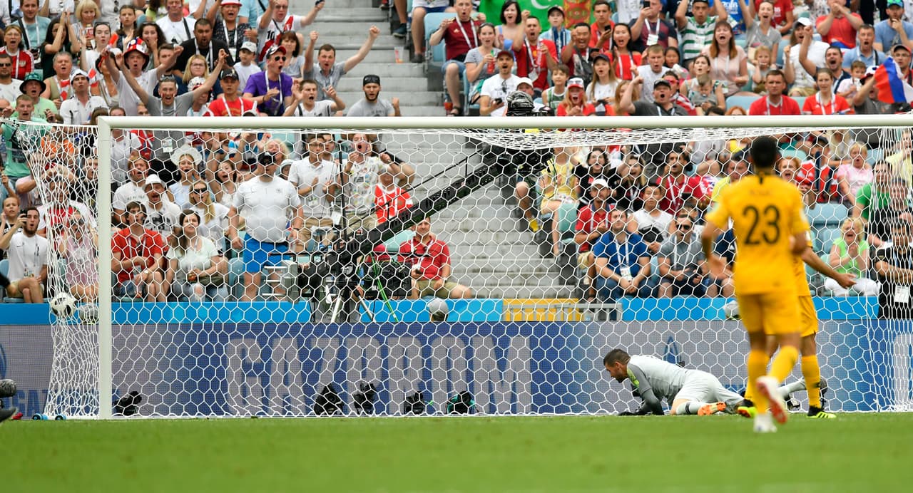 98.- Andre Carrillo (Perú) al minuto 18. Perú 1-0 Australia.