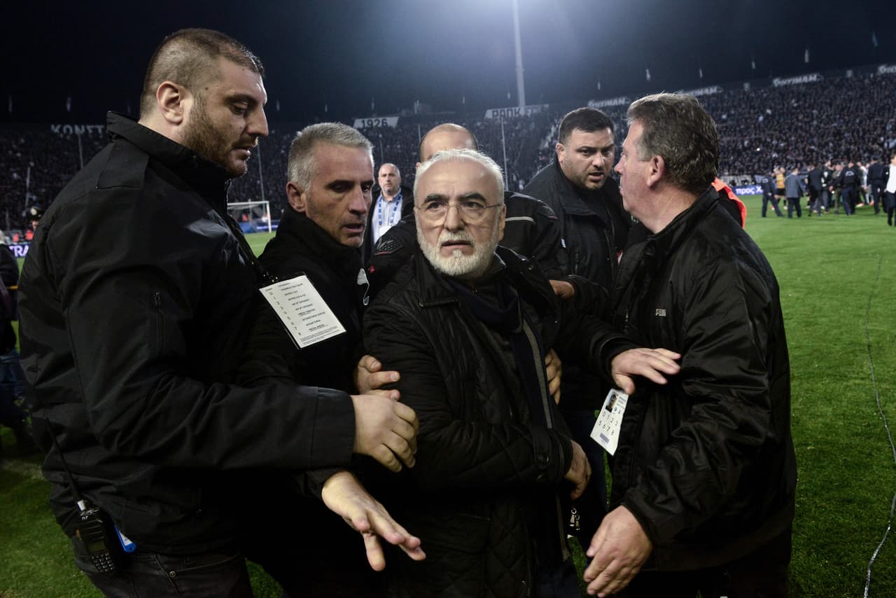 El presidente del PAOK Salónica, Ivan Savvidis, fue protagonista de un incidente al entrar a protestar la anulación de un gol de su equipo al AEK Athenas en el fútbol de Grecia.