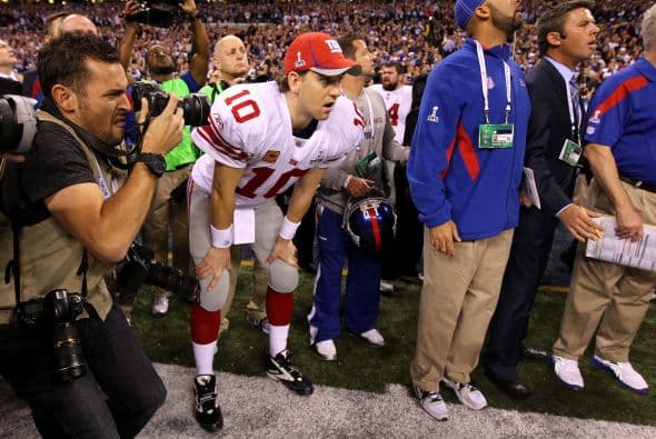 El momento en que Eli Manning y los Giants miraban atentos la anterior jugada, un ‘Ave María’ de Tom Brady a la zona de anotación.