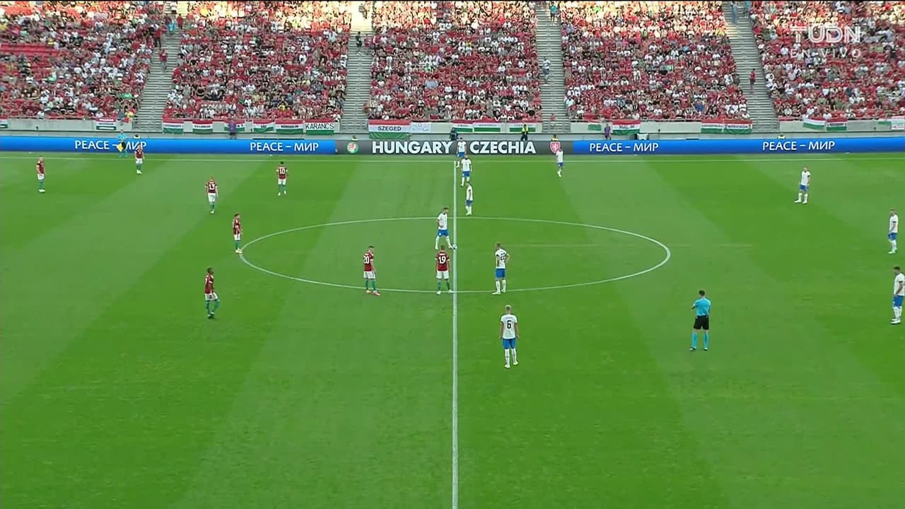 Arranca el partido y la pelota está en juego.