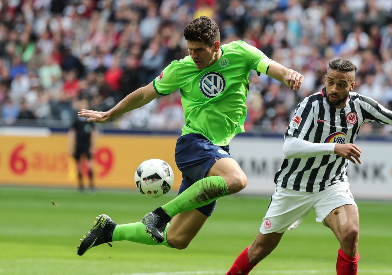 Otro que se destacó en el ataque del equipo visitante fue Mario Gómez, el eterno goleador alemán de raíces españolas que no para de marcar en la Bundesliga.