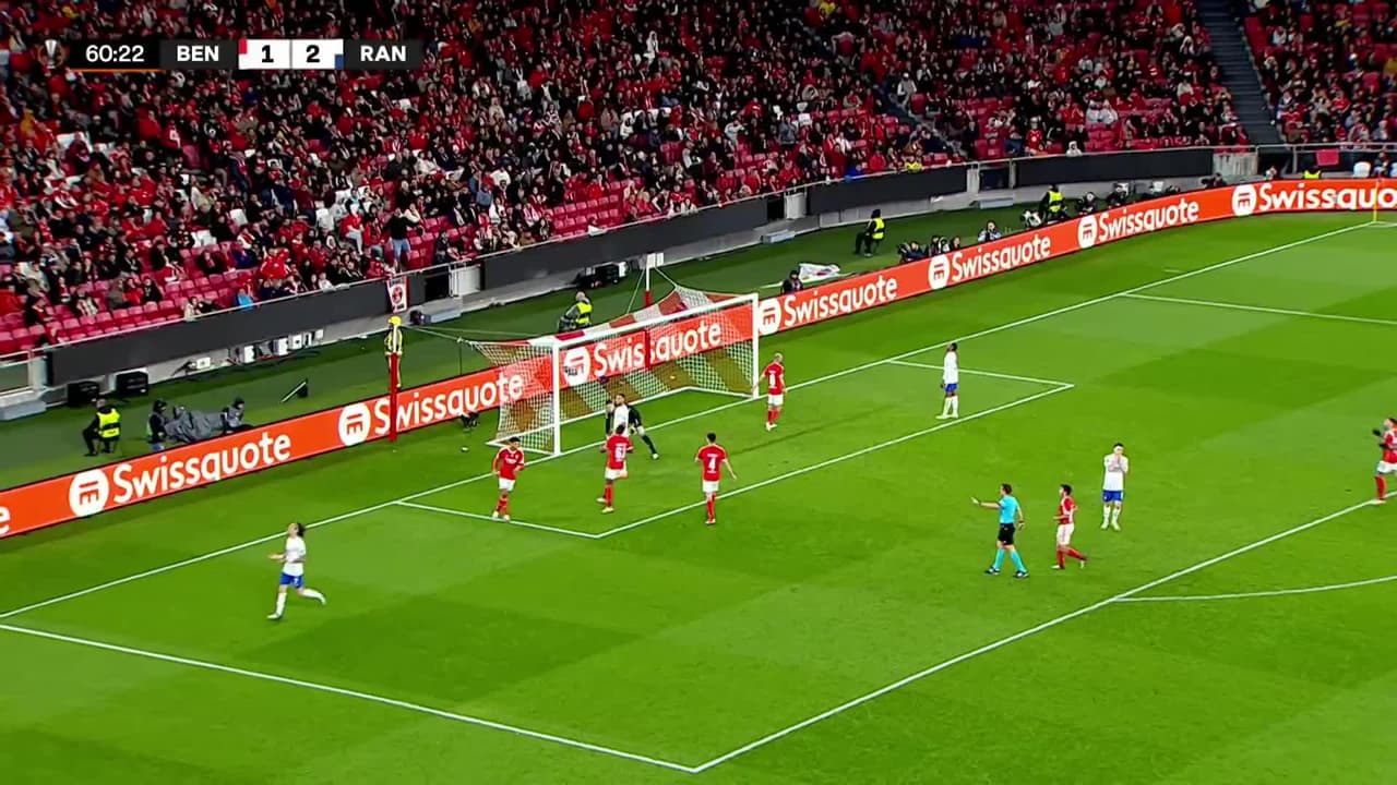 ¡TIRO ATAJADO! disparo por Fábio Silva.