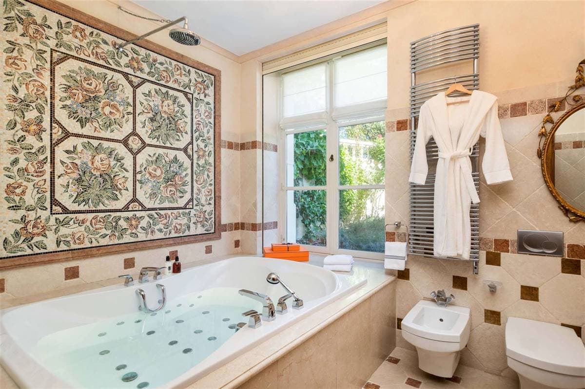 El lugar donde posiblemente podría vivir Messi y su familia es llamado Palacio Rosa (Palais Rose), construcción del año 1900 inspirada en el Grand Trianon y que está catalogado como monumento de interés histórico, pues cuenta con techos altos, grandes ventanas y muebles de la época. La residencia se encuentra 20 minutos de París.