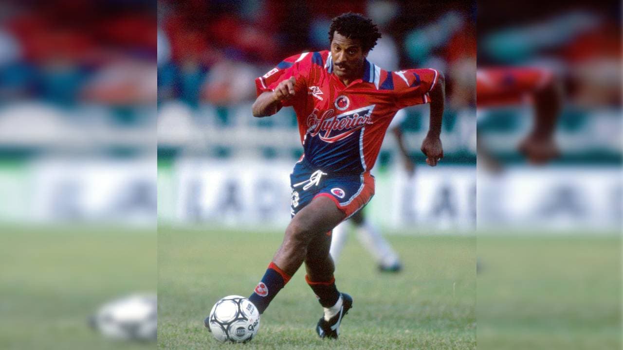 Fue a El Puerto jarocho y se puso la camiseta de los Tiburones Rojos del Veracruz, donde rápido se convirtió en ídolo.