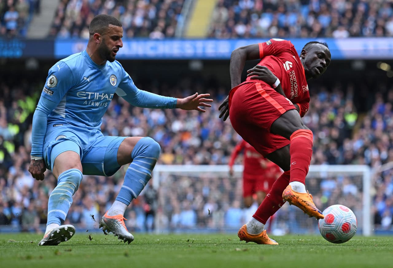 Manchester City y Liverpool dieron un gran partido en Etihad Stadium con un 2-2 final que deja todo igual en la lucha por el título de la Premier League de Inglaterra.