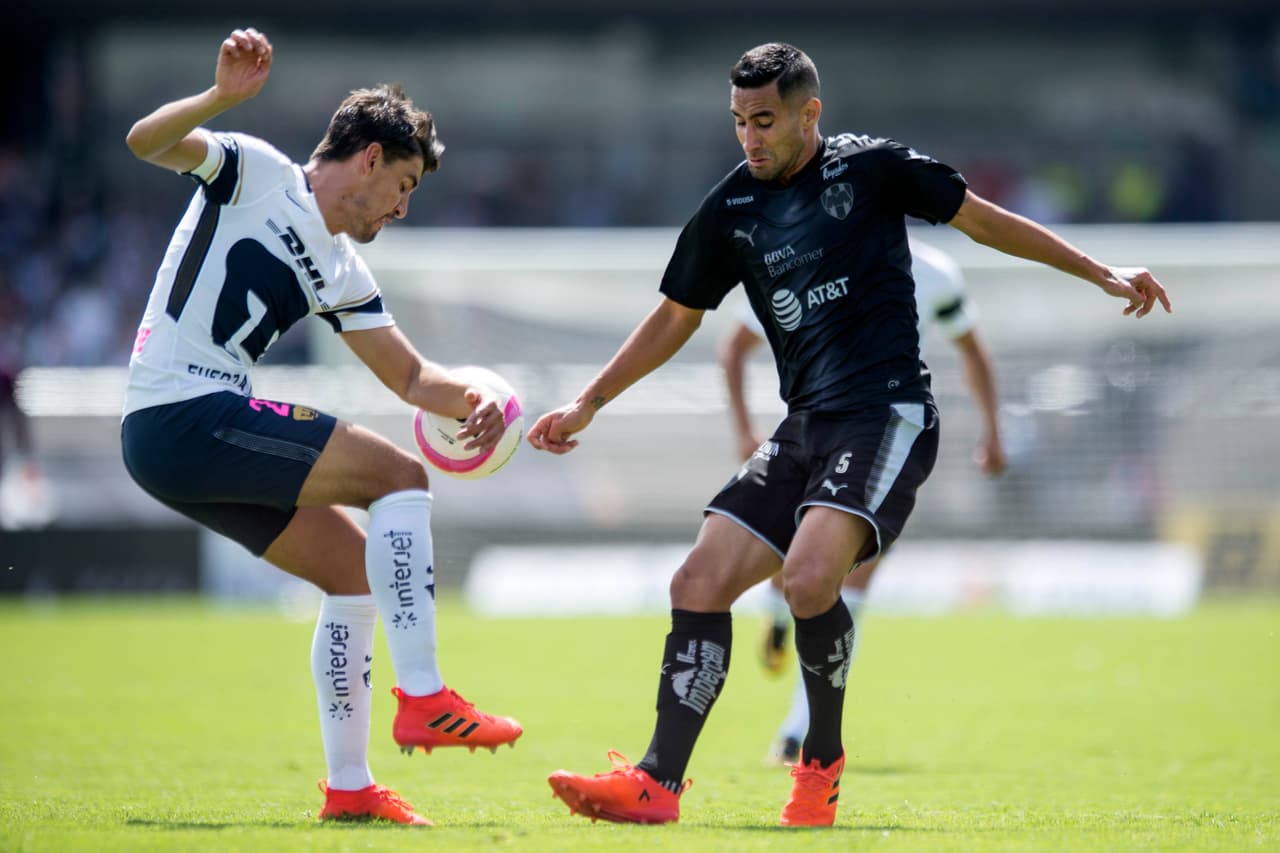 Action photo during the match Pumas UNAM vs Monterrey, Corresponding 14st Round of Tournament of League BBVA Bancomer MX at Olympic Universitary Stadium. Foto de accion durante el partido Pumas UNAM vs Monterrey, Correspondiente a la Jornada 14 del Torneo Apertura 2017 de la Liga BBVA Bancomer MX, en el Estadio Olimpico Universitario, en la foto: Josecarlos Van Rankin de Pumas y Luis Fuentes de Monterrey 22/10/2017/MEXSPORT/Victor Leon.