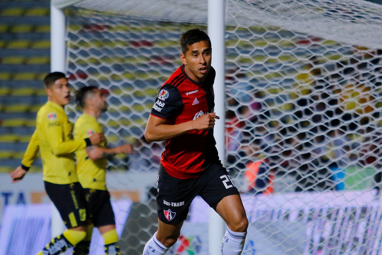 El primer gol del encuentro lo anotó Atlas, Jesús Isijara (centro) al minuto 62 envió el balón al fondo de la red.