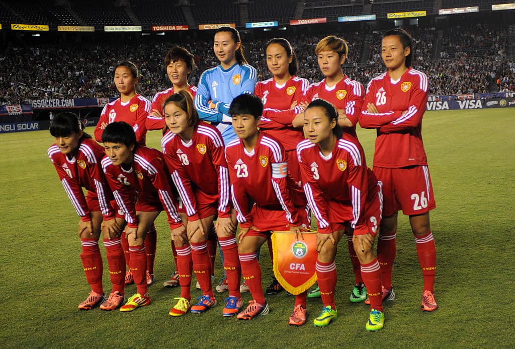 La selección China de futbol tuvo su mejor época en la década de los 90s y les apodaron las ‘Rosas de Hierro’. Fueron subcampeonas en la Copa del Mundo en 1999 y han dominado la Copa Asiática con ocho campeonatos y dos subcampeonatos.