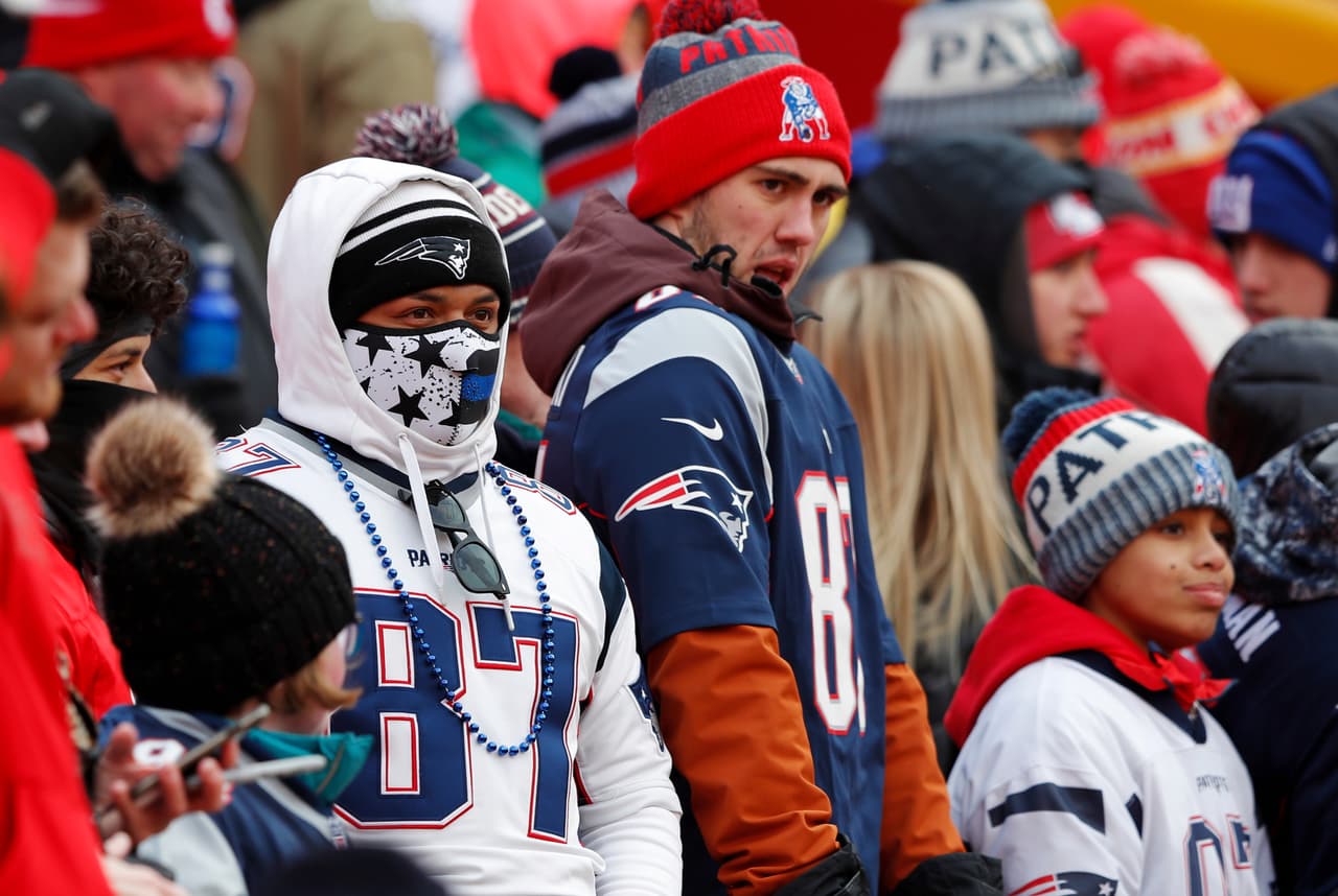 Dentro de Arrowhead Stadium los fanáticos buscan entrar en calor antes del partido.