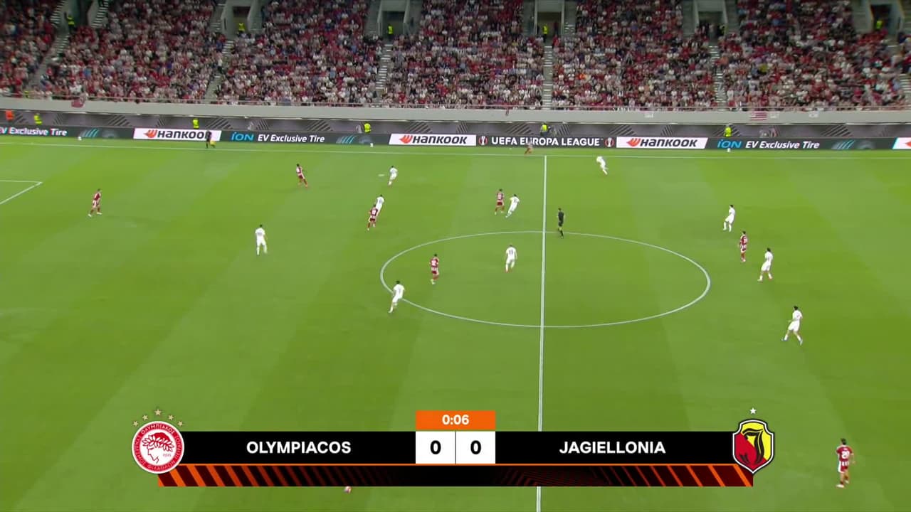 Arranca el partido y la pelota está en juego.