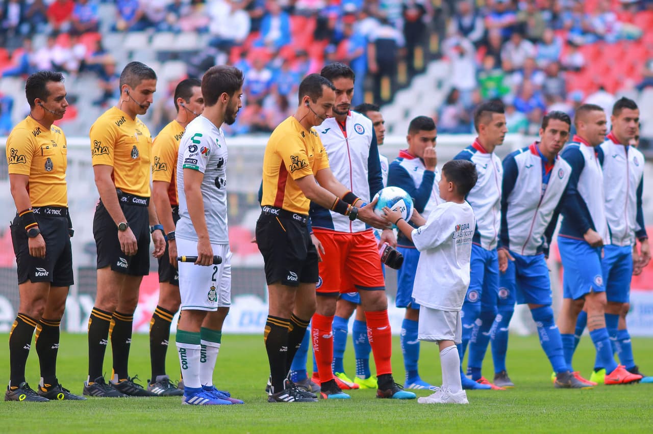 La jornada 7 del 
<a href="https://www.univision.com/deportes/futbol/liga-mx/*">Clausura 2019</a> continuó este sábado en el Estadio Azteca con el duelo entre Cruz Azul y Santos Laguna.