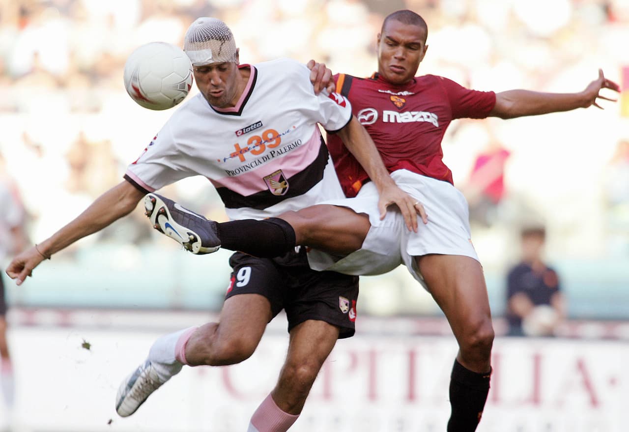 Luca Toni es un delantero a la antigua cuyos goles caen mejor en clubes humildes que en clubes ricos. Al Palermo lo ascendió a la Serie A en 2003 tras 30 años de ausencia con sus 30 tantos en la Serie B.