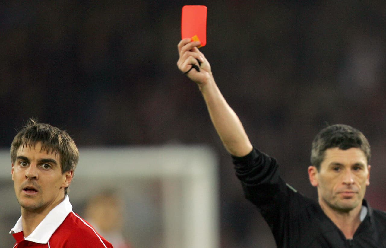 A pesar de ser un jugador decente jugando en clubes como el Hertha de Berlín y el Monchengladbach, el Bayern Múnich lo fichó, pues era 'el futuro de Alemania'.