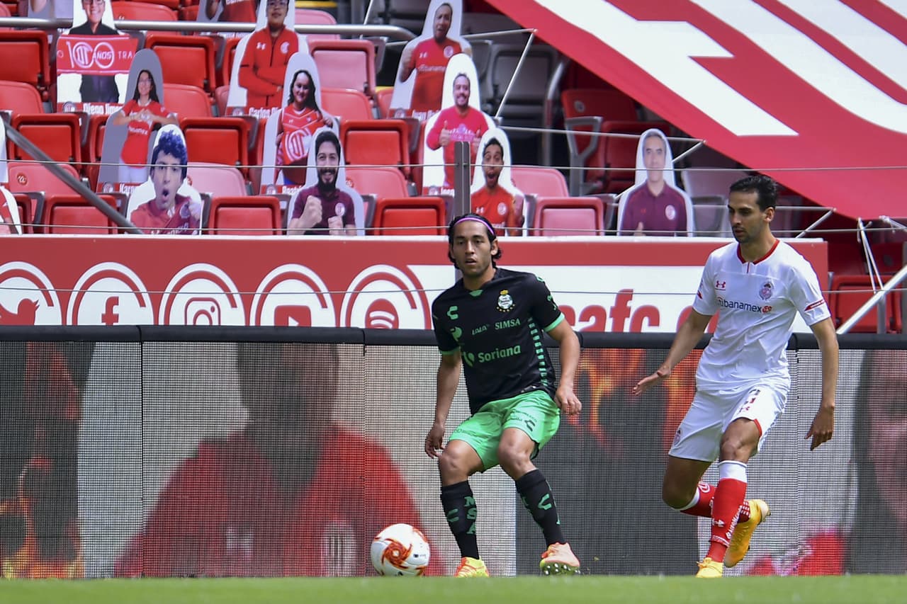 Gael Sandoval y Octavio Rivero se encargaron de darle la victoria a su equipo en el infierno; los de casa anotaron un tanto al minuto 92. Santos vence a Toluca en la Jornada 11 del Torneo Guard1anes de la Liga MX.