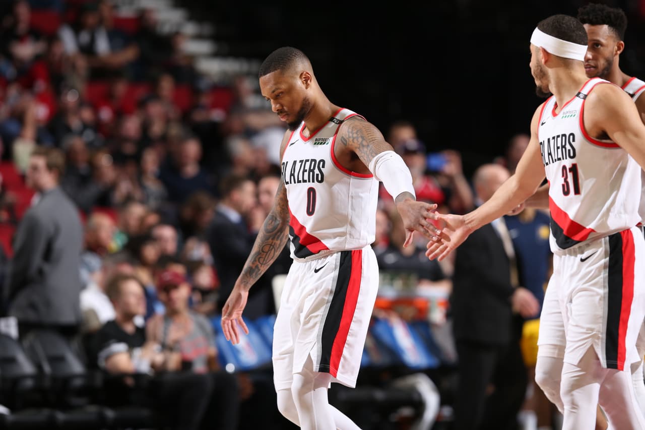Pacers 98-106 Trail Blazers: Damian Lillard logró un doble-doble de 15 asistencias y 30 puntos en un partido muy entretenido en el Moda Center. Portland es cuarto del Oeste con 43 victorias e Indiana es cuarto del Este con 44.