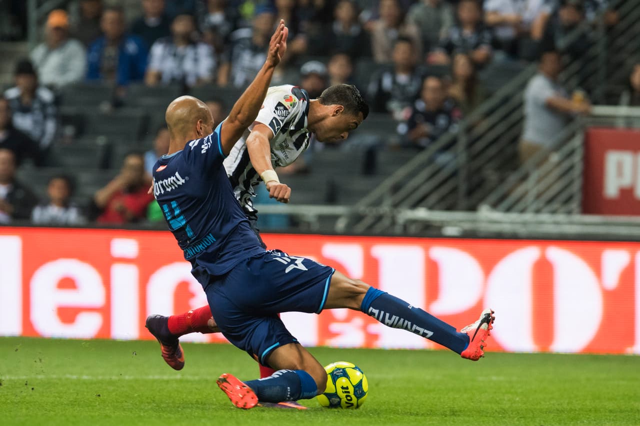 Duelo entre Funes Mori (Monterrey) e Iván Centurión (Puebla) en una arremetida de los locales por conseguir un gol más.