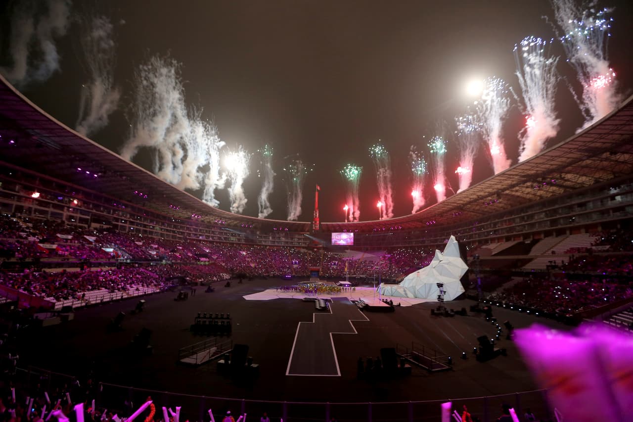 Fuegos artificiales iluminan el cielo y dan inicio a la fiesta.