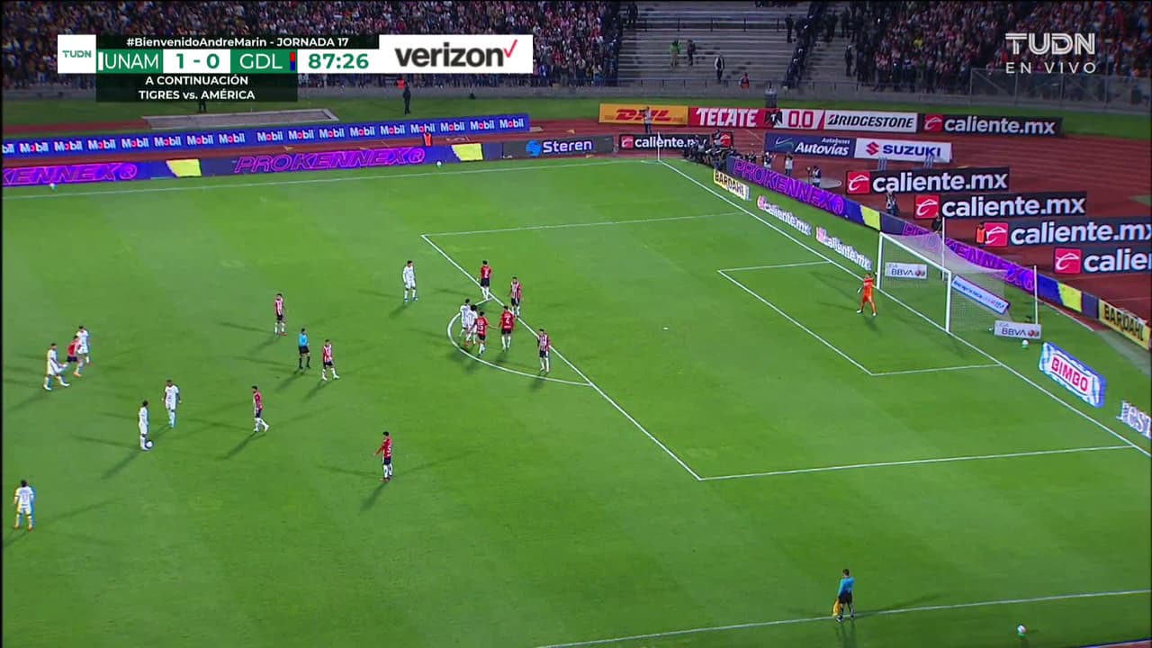 ¡TIRO ATAJADO! disparo por Jesús Molina.