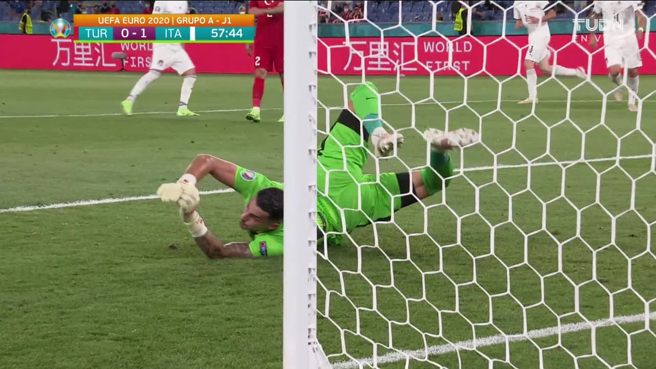 ¡TIRO ATAJADO! disparo por Manuel Locatelli.