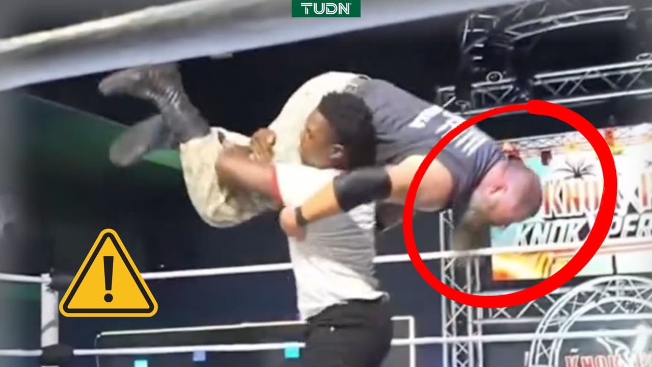 Brutal golpiza de peleador de MMA a luchador profesional