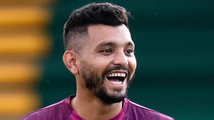 Tecatito tiene el apoyo del técnico de Sevilla si decide quedarse o irse del club