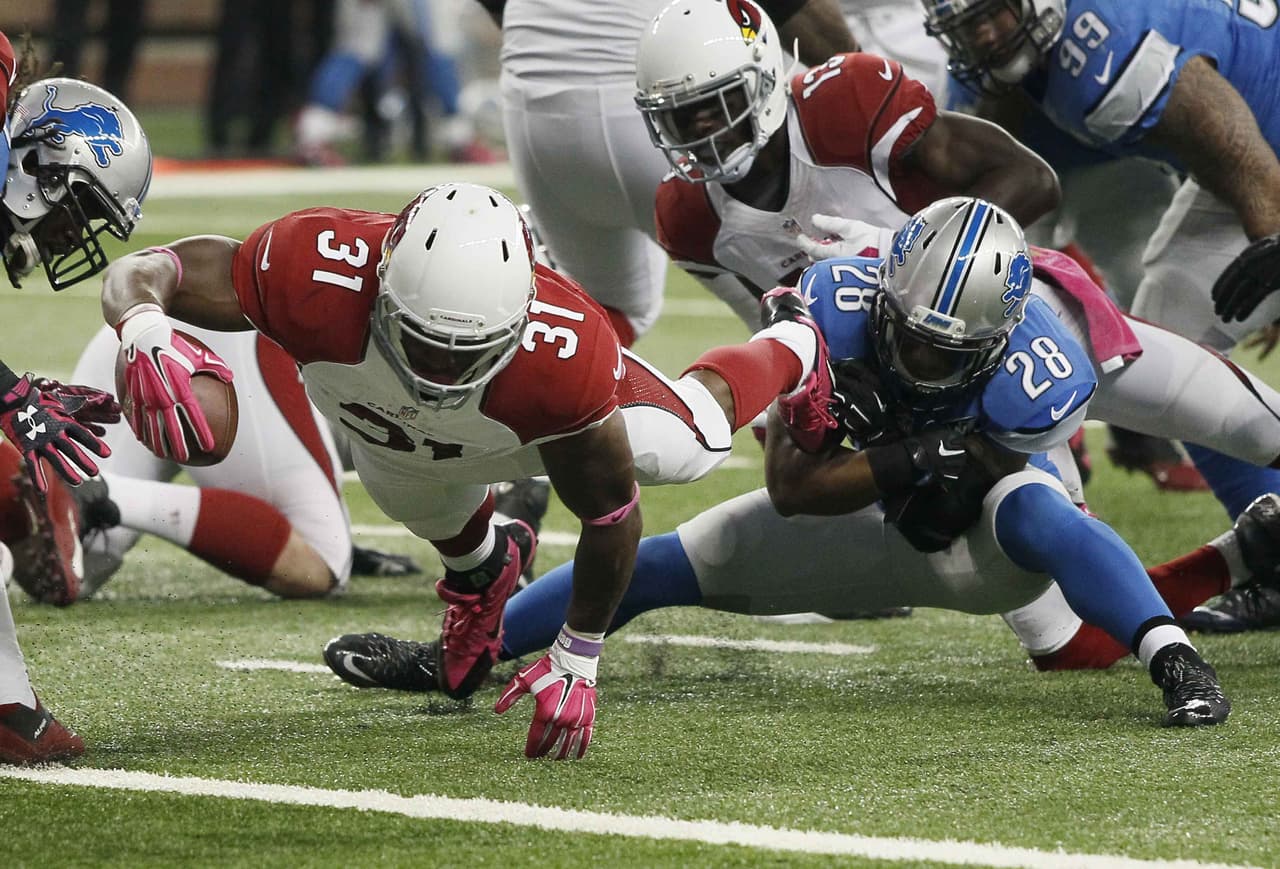 3.- El corredor novato de Arizona DAVID JOHNSON acarreó el ovoide para dos touchdowns en el triunfo de los Cardinals 42-17 en Detroit. Johnson, que tiene tres acarreos, dos recepciones y un kickoff devuelto touchdown en esta temporada.