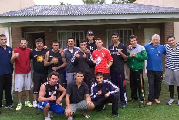 Lucas MAtthysse y se equipo de trabajo en Junín, Argentina. (Foto: Team Matthysse)