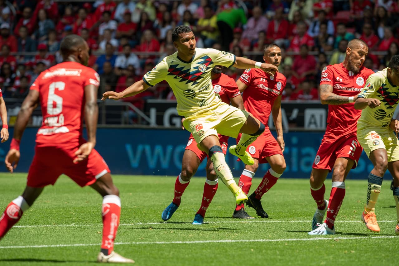 Roger Martínez del América quitándose la marca para recibir el balón.