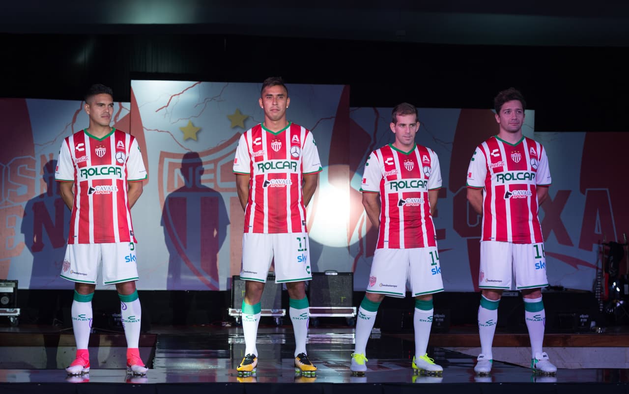 El Club Necaxa también mutó de franjas verticales y ahora el rojo predomina en su playera titular.