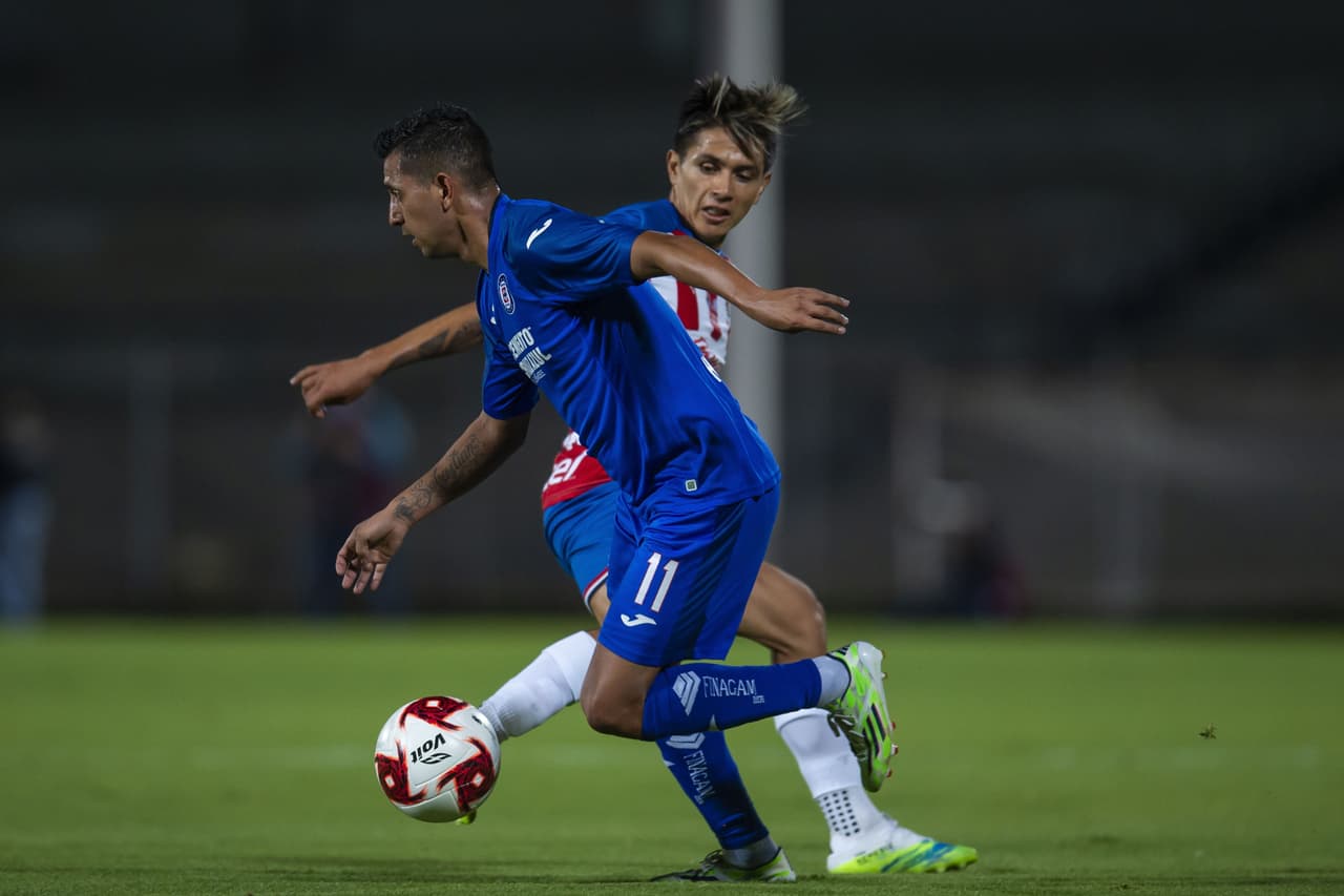 Cruz Azul rápidamente se fue al ataque y con tan solo 10 minutos, ya tenían un disparo en el arco de Toño Rodríguez.