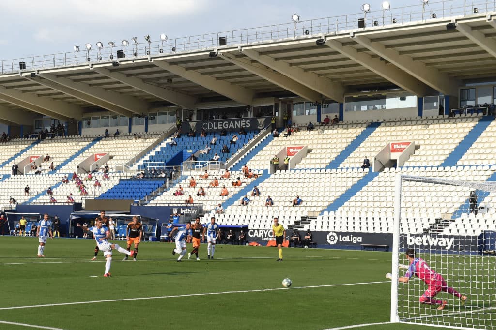 Rubén Pérez se encaraga de cobrar el penal, abrir el marcador e ilusionar a su equipo.