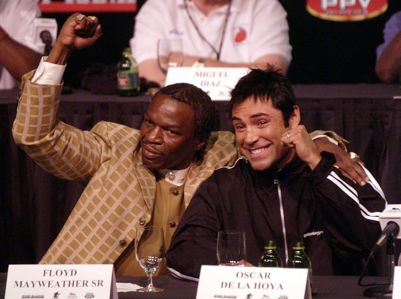 ¿Regresa? Óscar de la Hoya sólo entrenaría con Mayweather padre