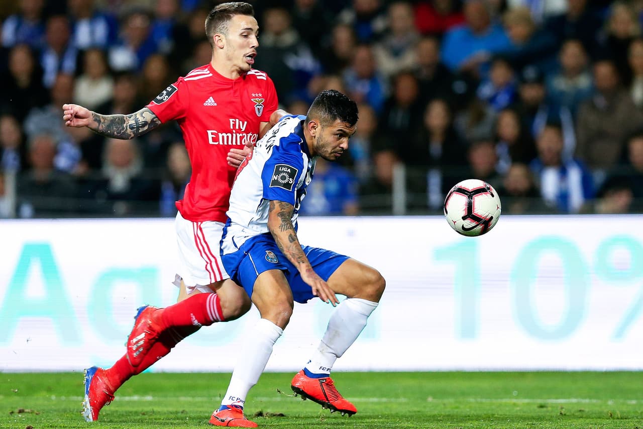 Tecatito Corona (centro) completó otro partido sin marcar en la Liga de Portugal, no lo hace desde el 11 de agosto de 2018.