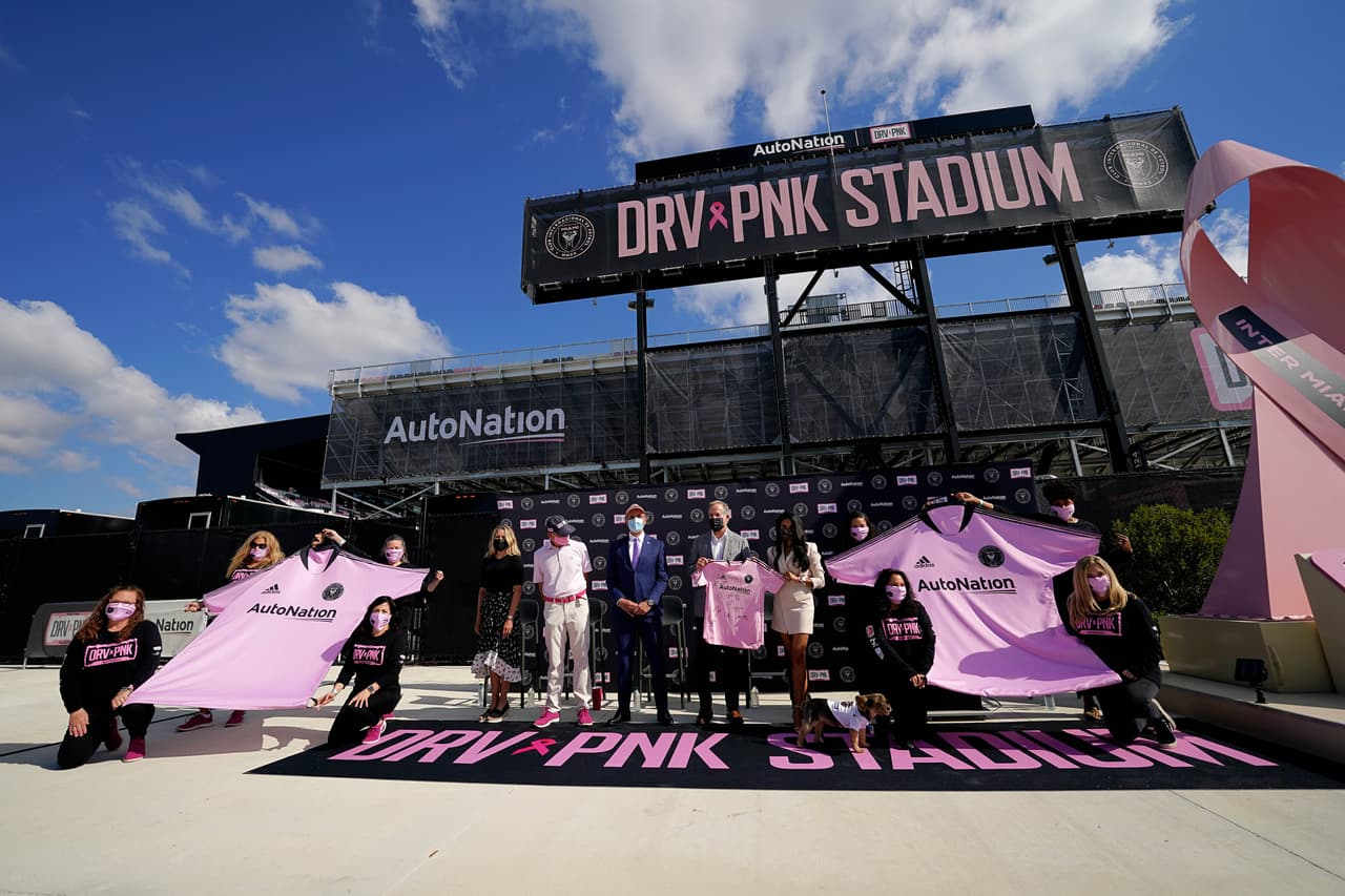 Tiene una capacidad para 18 mil aficionados y un costo final de construcción cercano a los 60 millones de dólares.