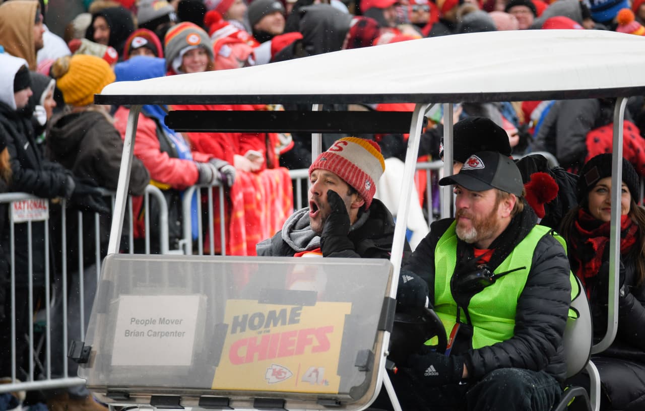 Las bajas temperaturas no detuvieron a los fanáticos que se reunieron en el centro de Kansas para admirar el trofeo que tardó 50 años en regresar a su ciudad.