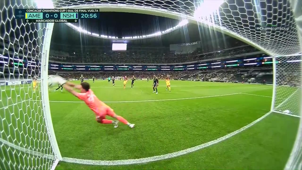 ¡Poste! Zendejas mandó el balón al palo y es el primer aviso del América