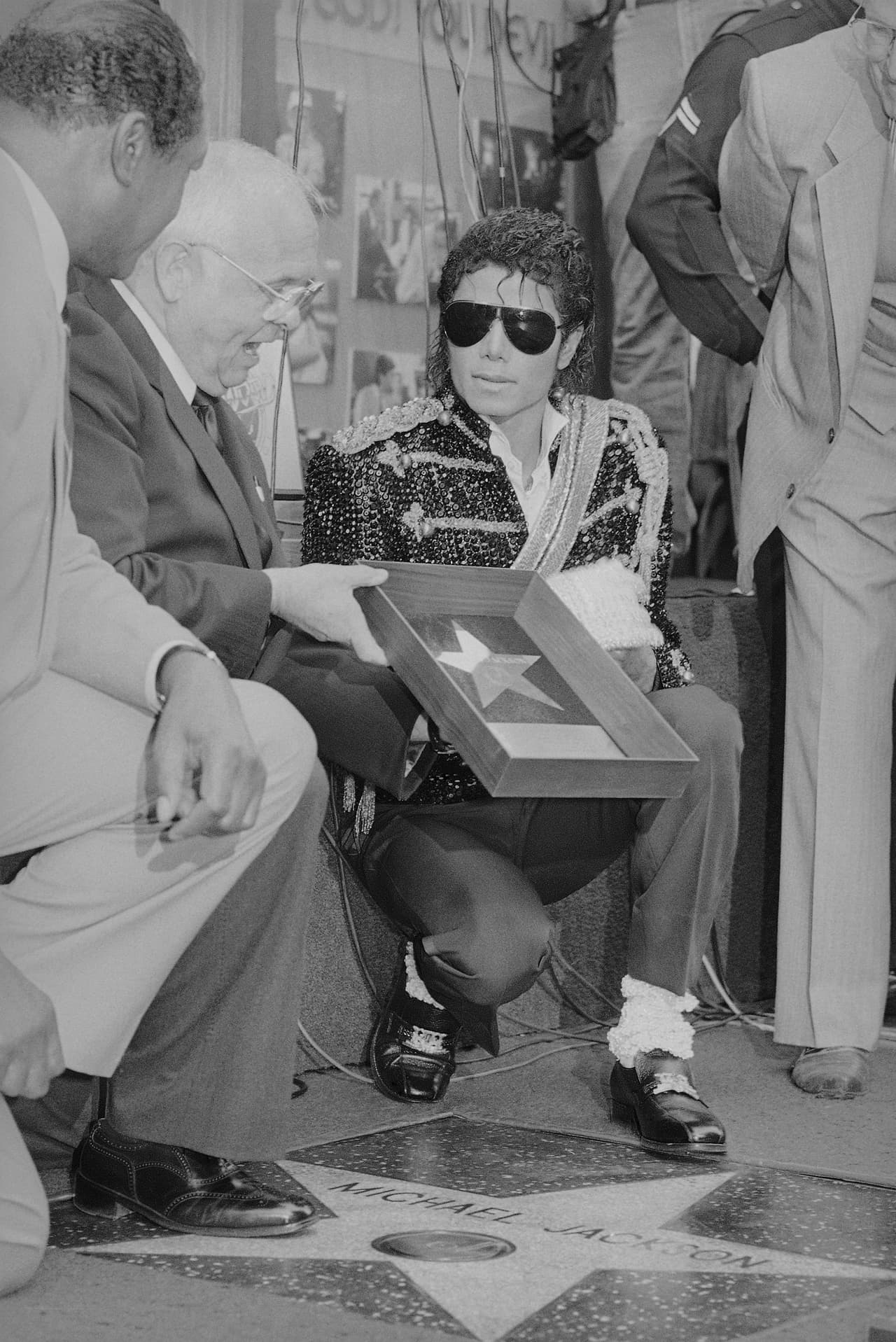 Develaron su estrella en el Paseo de la Fama en Hollywood.