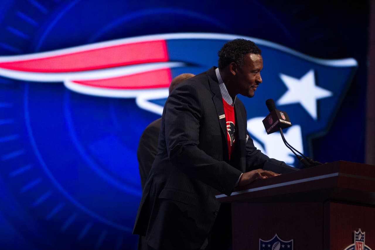 Willie McGinest se siente honrado por su inducción al Salón de la Fama de los Patriots