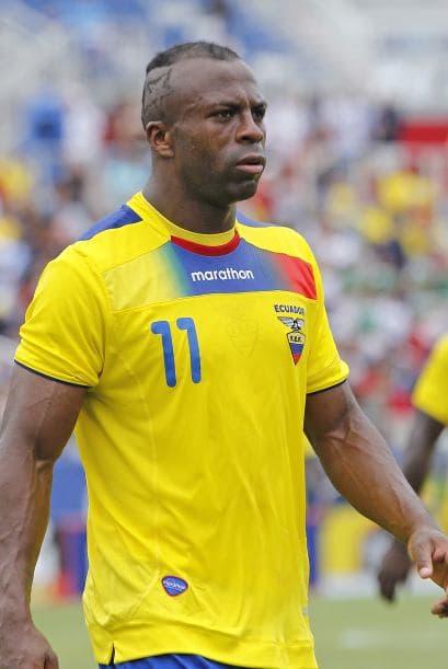 Un adiós más tragico e imprevisto fue el de Christian Benítez. La calidad de su fútbol hacía sonar su nombre en los grandes equipos de fútbol, pero el escogió la tranquilidad y el dinero de Catar. Antes de debutar en el El Jaish, Chuco se sintió mal y así de pronto se fue para siempre. Su partida dejó un gran dolor en Ecuador, México y en el mundo entero.