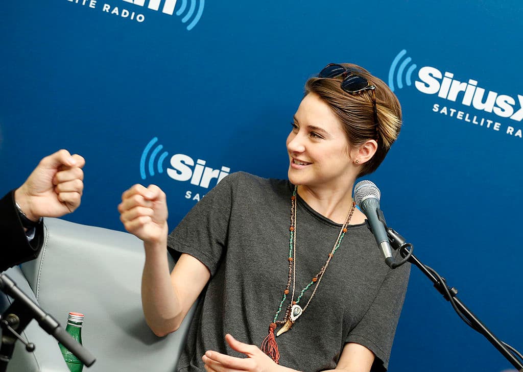 Shailene también dijo: "No lo conozco como un chico de fútbol. Lo conozco como, el nerd que quiere ser presentador de 'Jeopardy' Ese es el tipo que conozco ".