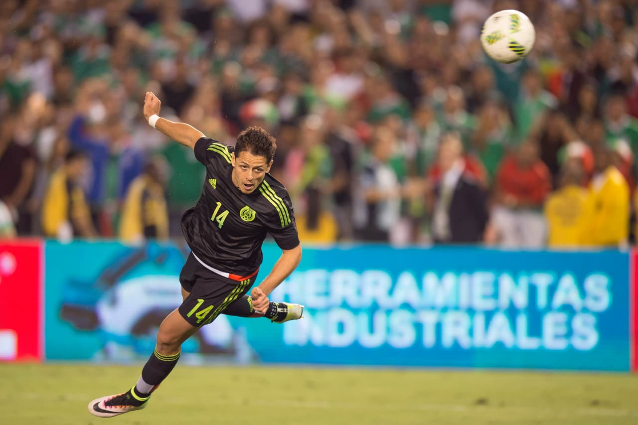 Nació el 1 de junio de 1988 en Guadalajara, Jalisco, México. El día que cumplió 28 años de edad marcó el gol del triunfo de México sobre Chile, amistoso jugado en San Diego.