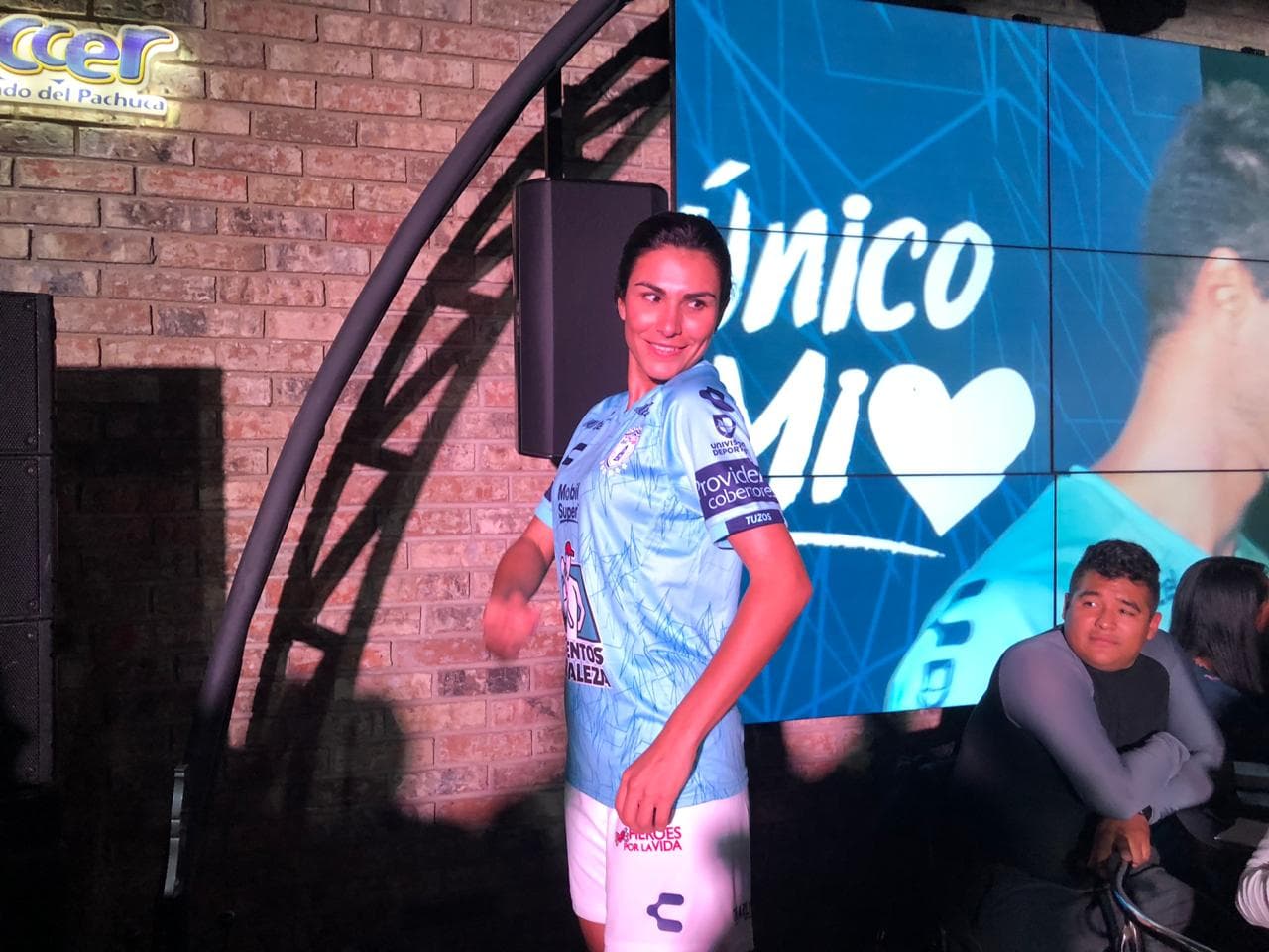 En la noche del viernes fue presentada la nueva playera del Pachuca con la que competirá en el Apertura 2019 de la Liga MX, con protagonismo de sus futbolistas del plantel masculino y femenino.