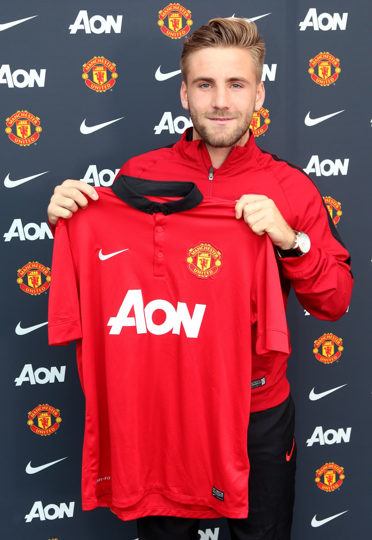 También ficharon al prometedor defensa lateral del Southampton, Luke Shaw (40 millones), quien sufrió una fractura de tibia y peroné en la Champions.