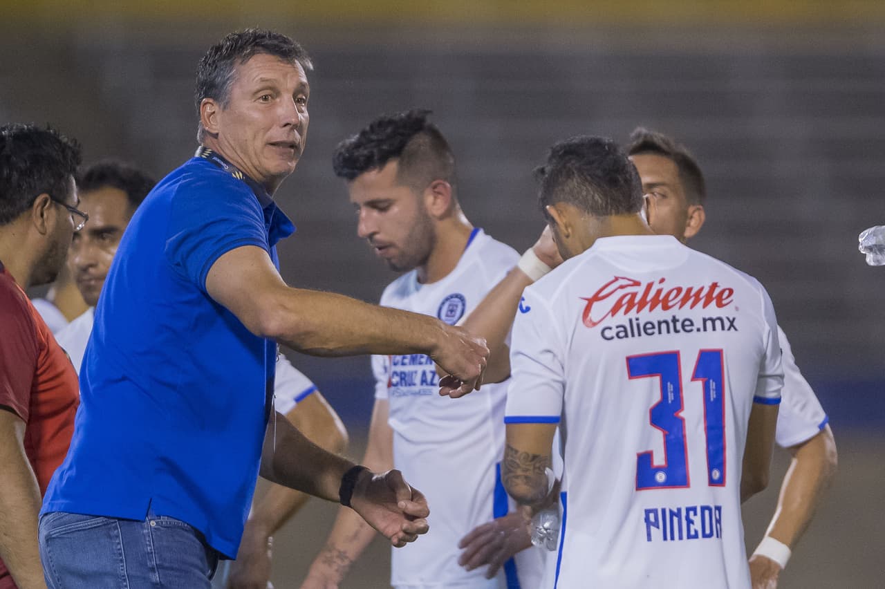 Robert Siboldi aprovecha para darle indicaciones a sus jugadores en lo que atienden a Kemar Foster.