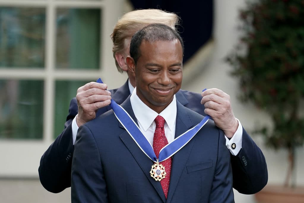 El Presidente de Estados Unidos de América Donald Trump entregó este lunes al golfista Tiger Woods la Medalla Presidencial de la Libertad, el mayor reconocimiento civil en EEUU, situación que ha generado controversia sobre si entra en juego la predilección del Mandatario por el golf y en coincidencia con el logro de Woods al ganar la edición 2019 del Masters, por encima de otros candidatos más prototípicos para adjudicarse la presea. Estas son las imágenes de la ceremonia.