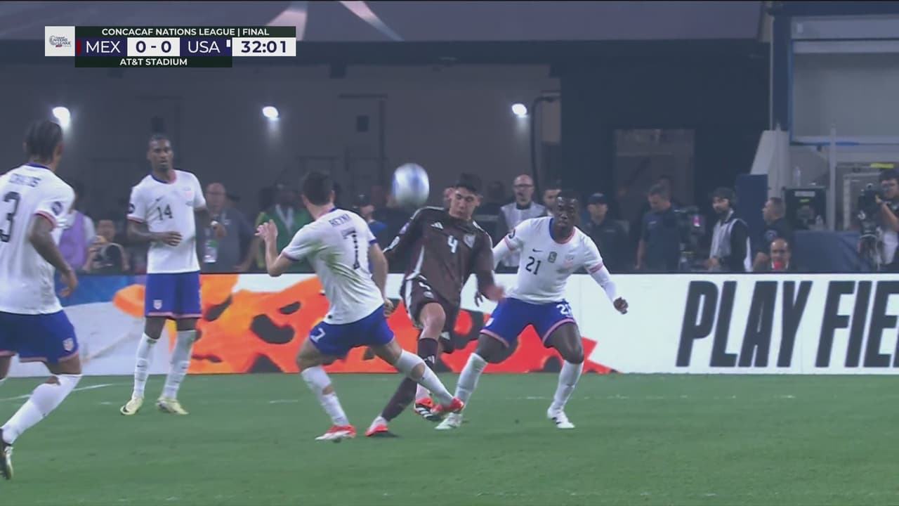 ¡Reyna le deja un cariñito a Edson Álvarez y el árbitro se tragó el silbato