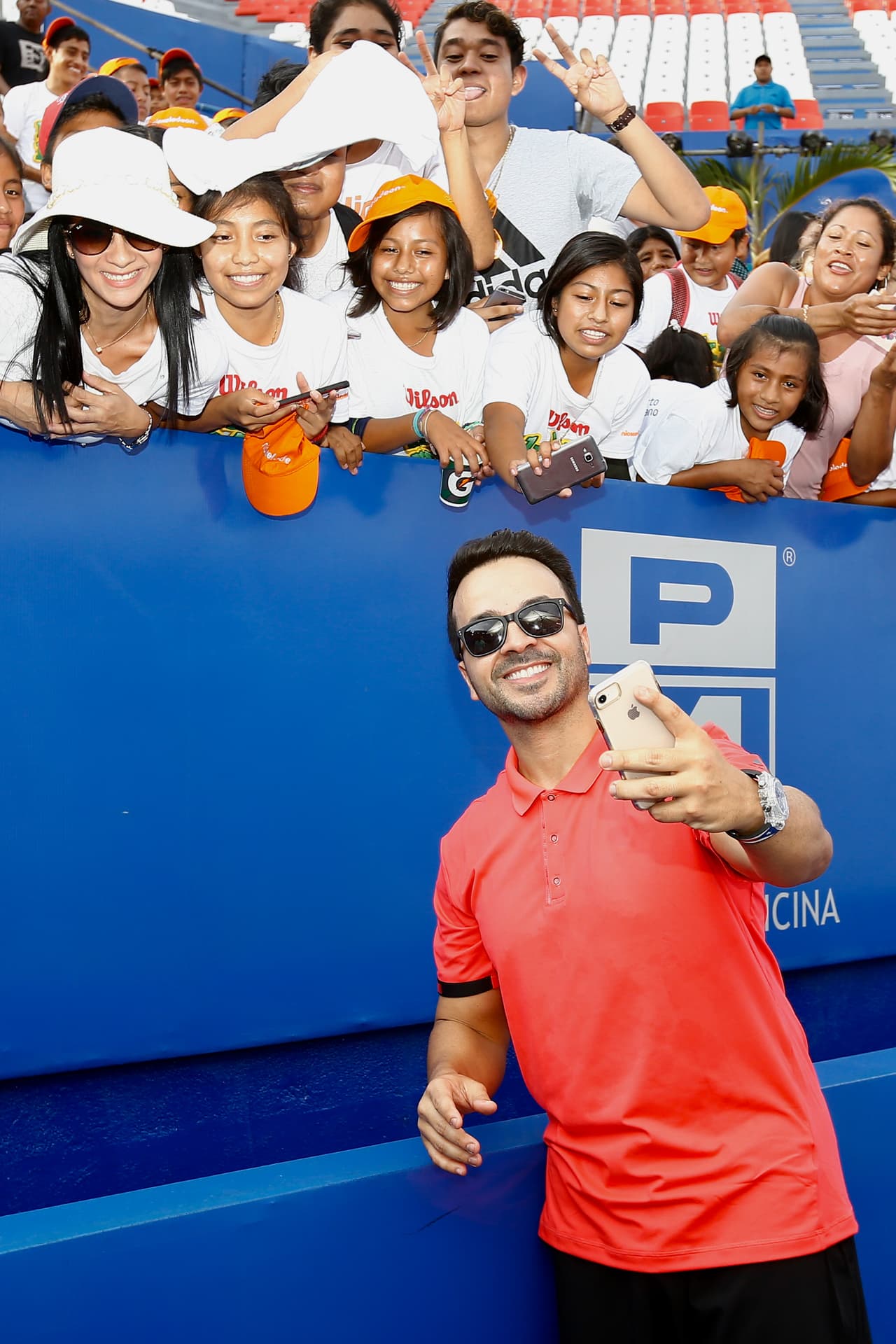 El cantante puertorriqueño Luis Fonsi estuvo como invitado especial también, y por lo visto, no le faltaron solicitudes para selfie, autógrafo y demás.