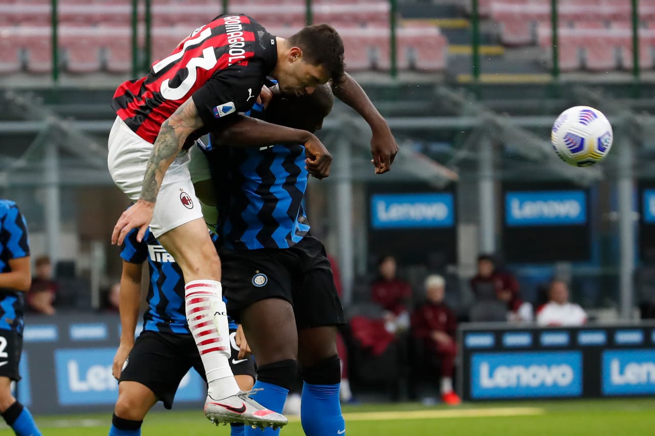 El primer gol de Zlatan (13’, 16’) fue cobrando un penal que atajaba Handanovic, pero el sueco la metió en un segundo toque; el segundo fue de una espectacular volea. Lukaku (29’) descontó por el Inter. Milan se medirá al Celtic en la Europa League y el Inter enfrentará al Mönchengladbach en la Champions.
