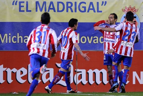 Y justo en el último minuto del duelo, Diego Castro marcó de penalti el tanto que significó el 1-1 final entre Sporting y Villarreal.