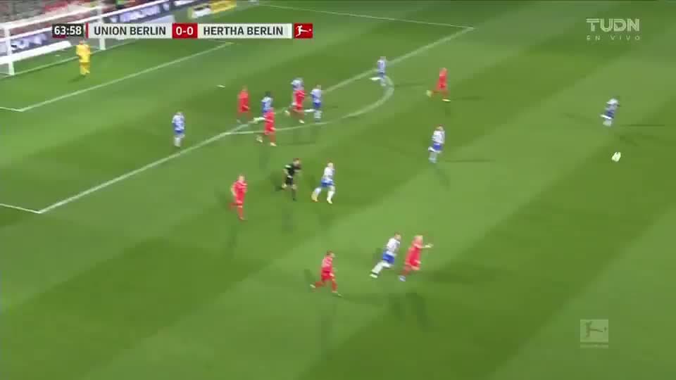 Tarjeta amarilla. El árbitro amonesta a Keven Schlotterbeck de 1. FC Union Berlin